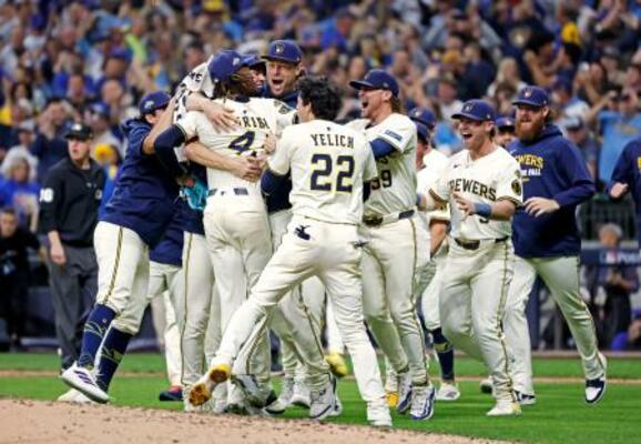 　カブスを破りリーグ優勝決定シリーズ進出を決め、喜ぶブルワーズの選手たち＝ミルウォーキー（共同）