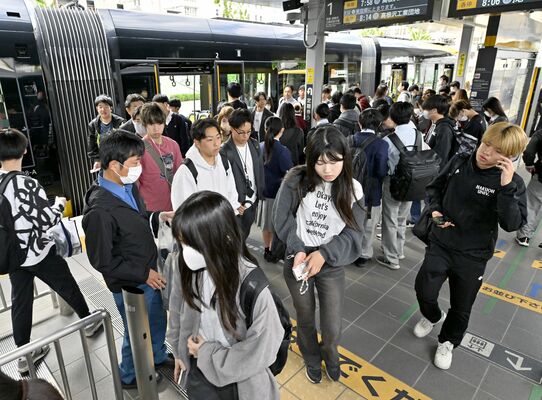 ＬＲＴを利用して通勤、通学する人たち。マスクの有無はそれぞれ違っていた＝８日午前、宇都宮市宮みらい