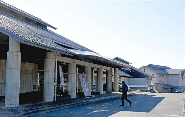 市が初めてリニューアルする井頭温泉の施設。右奥がいちごチャットパレス