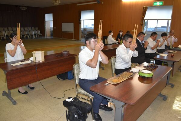 日本古来の楽器で雅楽を合奏する神職たち