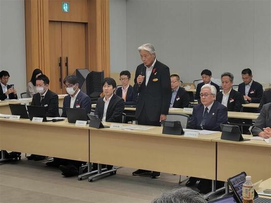 県立病院あり方検討有識者会議の初会合であいさつする福田知事