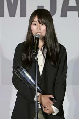 　優秀賞を受賞したスノーボード女子の村瀬心椛＝１１日、東京都千代田区