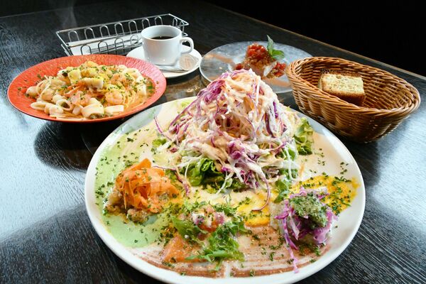 サラダと前菜の巨大プレートが主役のランチセット