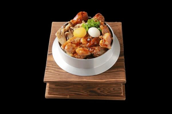看板商品の「鶏五目釜めし」（１２９８円）