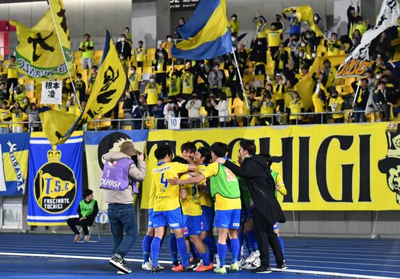 後半９分に２点目を奪い、サポーターの前で喜ぶ栃木ＳＣの選手たち＝12日午後８時10分、カンセキスタジアムとちぎ