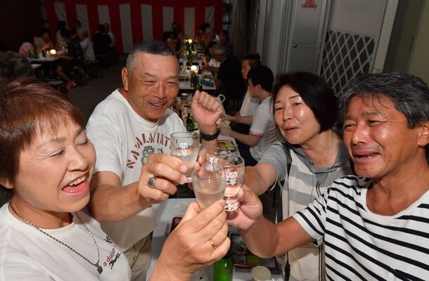 冷酒を楽しむ参加者＝８日午後６時35分、佐野市田島町