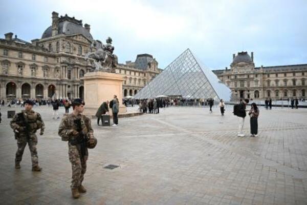 　ルーブル美術館とパトロールする兵士＝２０日、パリ（ＡＰ＝共同）