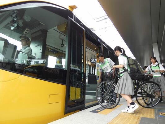 貸切列車に自転車を載せる生徒ら