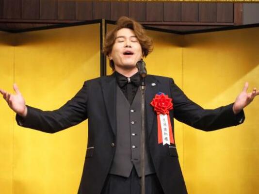 菊田一夫演劇賞の授賞式で、歌で喜びを表現した佐藤隆紀=10日、東京都千代田区
