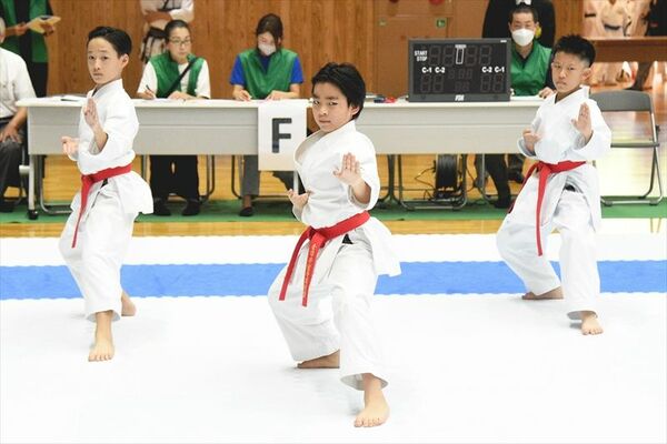形５、６年清原Ａ（宇都宮）－清原Ｂ（宇都宮）決勝　優勝した清原Ａ（宇都宮）。左から新藤、日高、手塚