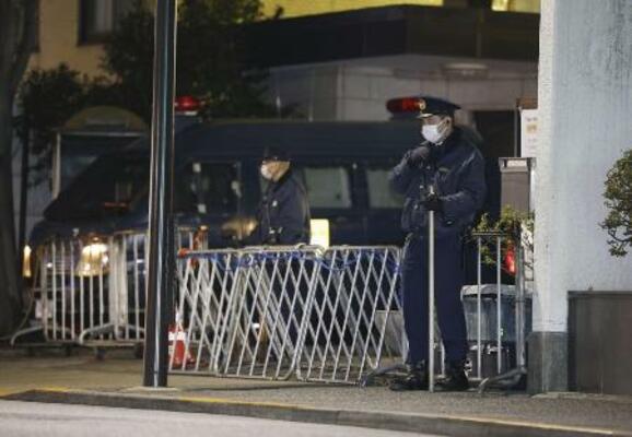 　在日中国大使館前で、警備に当たる警察官＝２４日、東京都港区