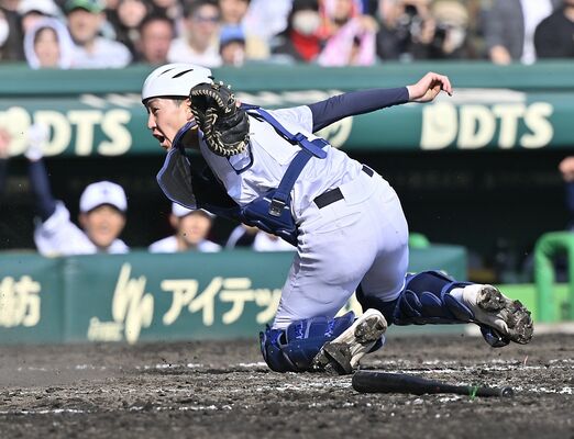 4回、佐野日大の捕手・須田が左前打で本塁を突いた二走をタッチアウトにする=甲子園、広瀬華撮影