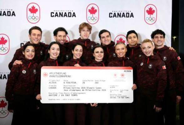 　フィギュアスケートのミラノ・コルティナ冬季五輪カナダ代表に決まった選手たち＝１１日、カナダ・ガティノー（ＡＰ＝共同）
