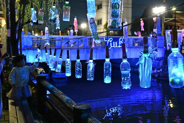 青色にライトアップされた幸来橋周辺
