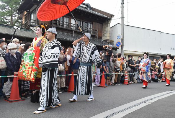 嘉右衛門町伝統的建造物群保存地区を練り歩く花魁などの出演者たち
