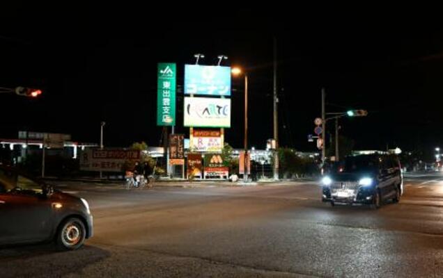 　男児がはねられ死亡した松江市の県道交差点＝２３日午後６時５７分