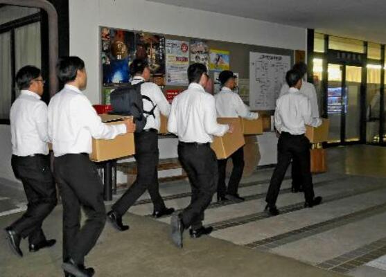 群馬県上野村役場に家宅捜索に入る県警の捜査員ら=16日夜