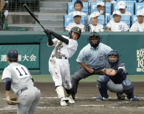 ４回、石橋の原が左中間に二塁打を放つ＝甲子園球場
