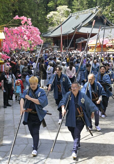 神輿渡御へと出発する行列