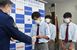 伊東毅署長から感謝状を受け取る（左から）菊地さん、永野さん、秋吉さん