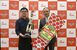 個性派ナポリタンリーグ日本代表のトロフィーを授与された入江さん（左）とカゴメの山口社長＝１日午後、東京都内