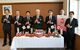 共同開発した飲料商品を福田知事（中央）にＰＲする関係者ら＝１日午後、県庁