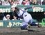 4回、佐野日大の捕手・須田が左前打で本塁を突いた二走をタッチアウトにする=甲子園、広瀬華撮影