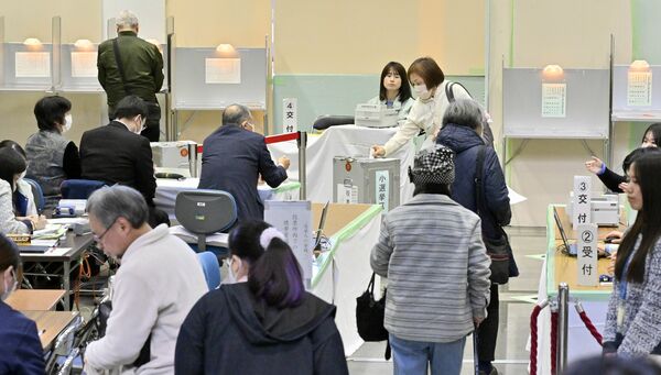 期日前投票を行う有権者＝28日午前11時15分、宇都宮市役所