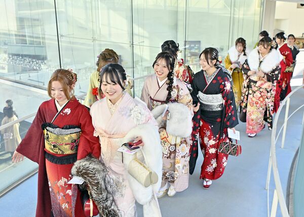 晴れ着姿で会場入りする参加者＝３日午前９時50分、大田原市本町１丁目