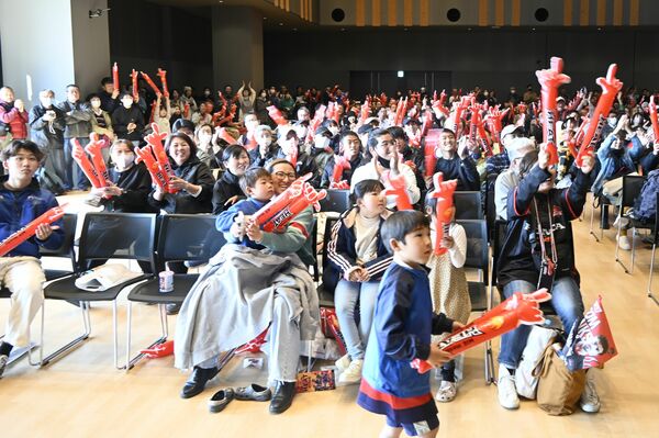 トライで盛り上がる来場者ら＝５日午後、宇都宮市宮みらい