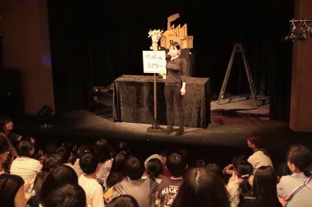 　子どもたちでにぎわう「札幌市こども人形劇場こぐま座」の公演＝８月、札幌市中央区