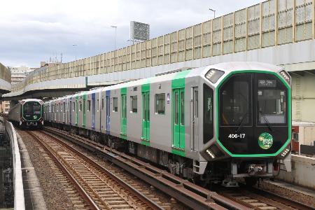 　弁天町駅のホームから撮影した大阪メトロ中央線の４００系
