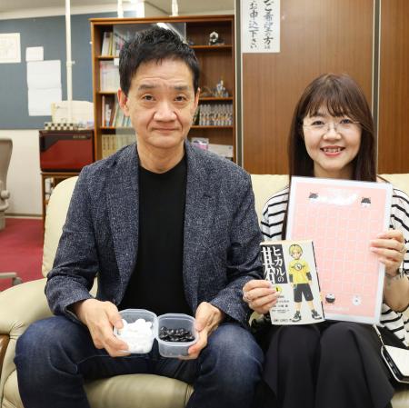 　囲碁普及団体「インディゴ」の喜多宏さん（左）