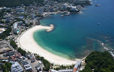 津波警報を受け、海水浴客が避難した和歌山県白浜町の白良浜=7月30日午後(共同通信社ヘリから)