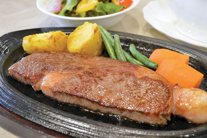 肉は柔らかく脂の溶け具合も抜群。ここだけの逸品をぜひ