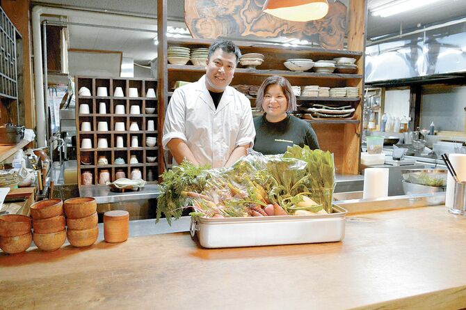 明石浦の魚や益子産野菜などを使った季節ごとの定食からコース料理まで味わえる「和食 杣」。店主の寺方祐助さん、のぞみさん夫妻