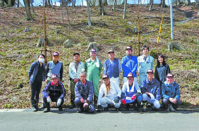 市と共に桜の保全活動に汗を流す「さくら市桜守ネットワーク」のメンバーたち