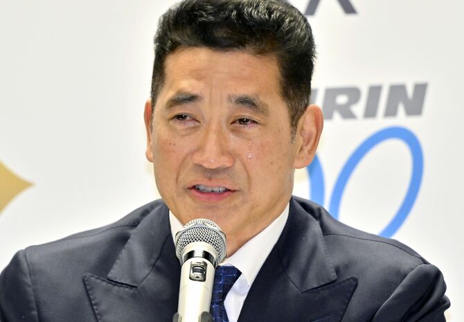 引退を表明し、涙ながらにライバル選手への思いを語る神山=24日午後2時35分、東京都内、杉浦崇仁撮影