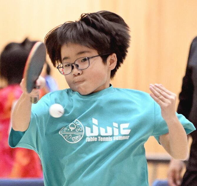 卓球男子６年　渡辺（鹿沼中央）－高山（鹿沼中央）戦　第３ゲーム、渡辺がスマッシュ＝矢板市文化スポーツ複合施設