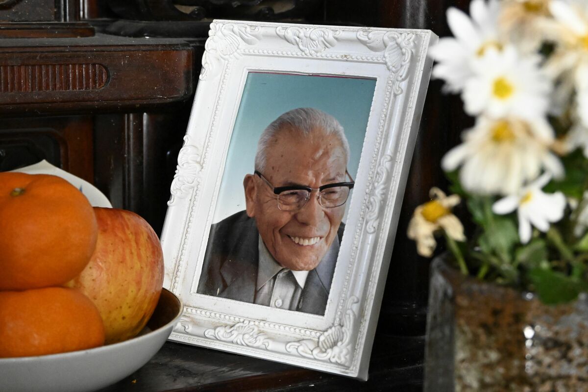 仏壇に飾られている稲葉さんの遺影＝12月上旬、上三川町大山