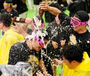 ビールかけ「活躍に準じて」