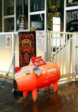 【Tokyo とことこ散歩】照明の光あふれる夜の原宿 壁画アートとおで…