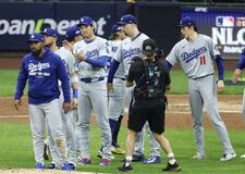 ドジャース接戦制し先勝