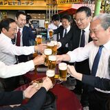 東武宇都宮百貨店で恒例ビアガーデン始まる　ジョッキ片手に乾杯　仕事帰りの会社員らでにぎわい