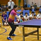 とちぎ国体優勝の選手らが講師　鹿沼で卓球講習会　小中学生80人、プロ直伝の技を学ぶ