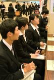 就活解禁３カ月／指針変更に疑問の声／学生「卒論おろそか」　企業「長期化を覚悟」