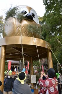 フクロウ像のすす払い　那珂川・鷲子山上神社
