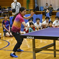 とちぎ国体優勝の選手らが講師　鹿沼で卓球講習会　小中学生80人、プロ直伝の技を学ぶ