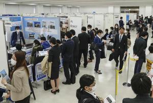 学生や企業の採用担当者らのマスク姿が目立った就活フォーラム＝さいたま市