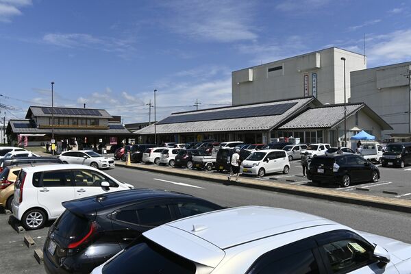 利用者で混み合う駐車場。中央が「つつじの郷交流館」